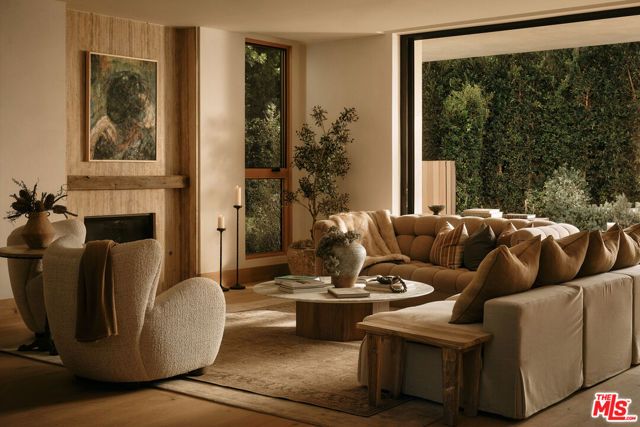 12114 Inavale Place, Los Angeles, CA 90049