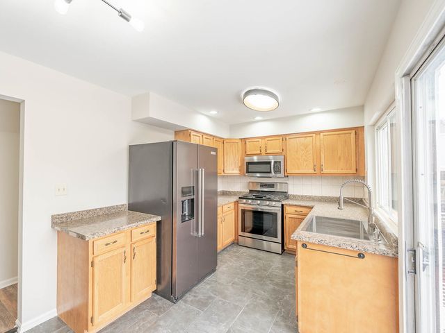 1933 Williamsburg Drive, Hoffman Estates, IL 60169