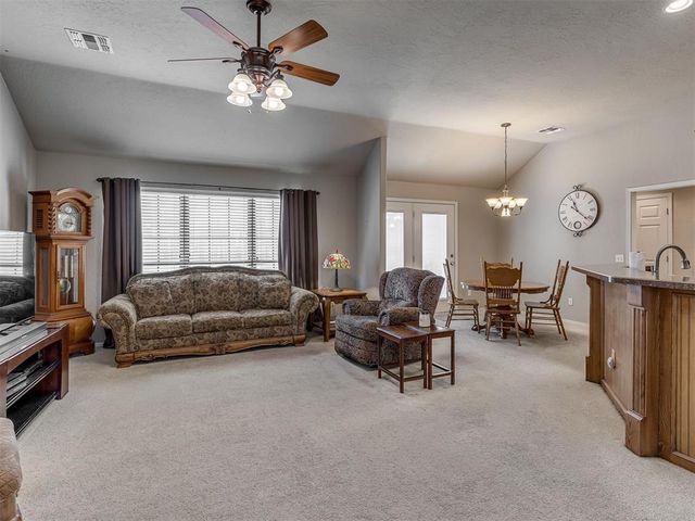 544 E Forest Lane, Mustang, OK 73064