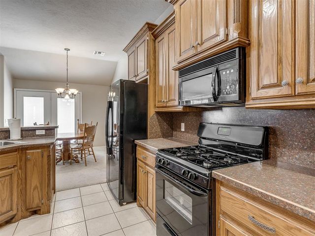 544 E Forest Lane, Mustang, OK 73064