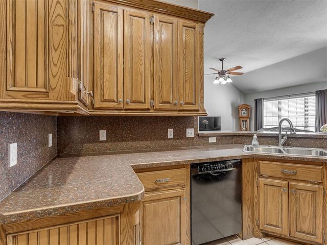 544 E Forest Lane, Mustang, OK 73064