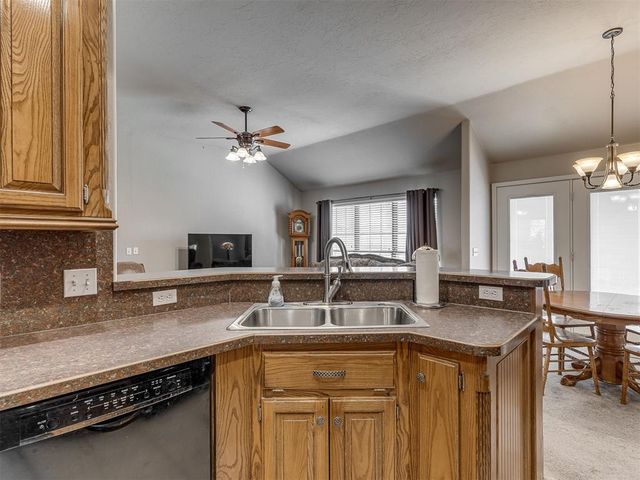 544 E Forest Lane, Mustang, OK 73064