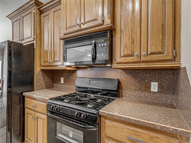 544 E Forest Lane, Mustang, OK 73064