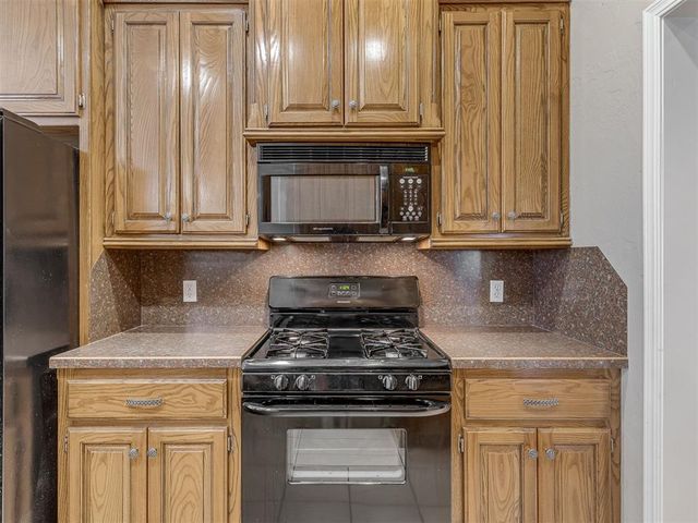 544 E Forest Lane, Mustang, OK 73064