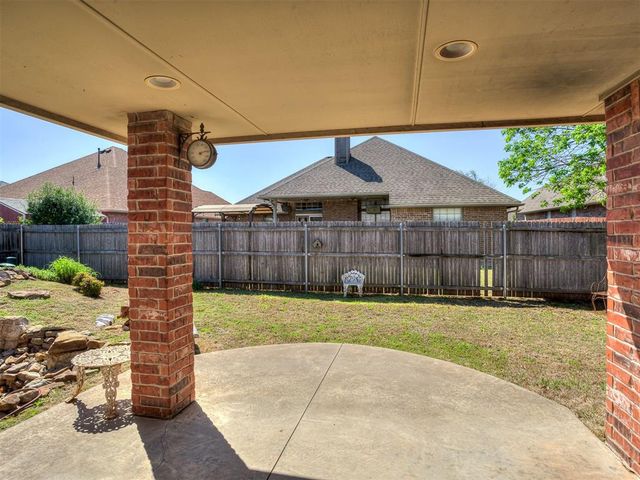 544 E Forest Lane, Mustang, OK 73064