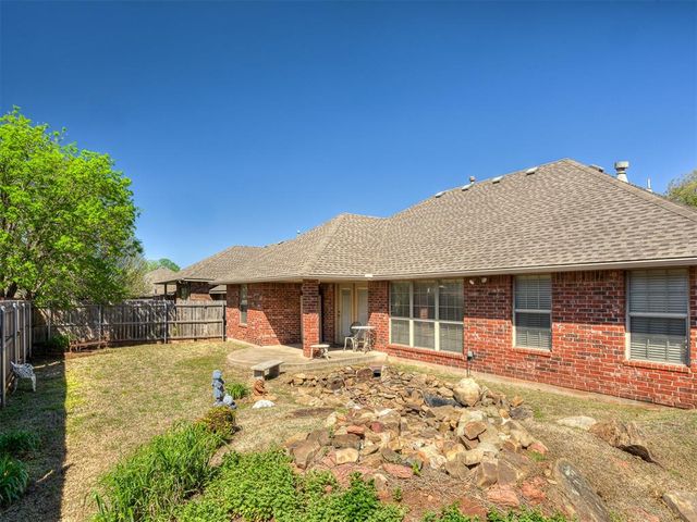 544 E Forest Lane, Mustang, OK 73064