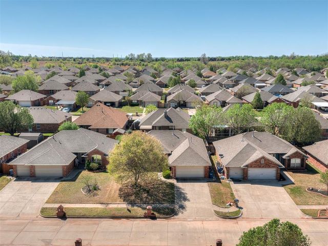 544 E Forest Lane, Mustang, OK 73064