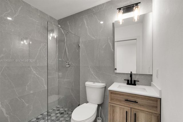 30 SW 7th St, Hallandale Beach, FL 33009