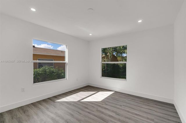 30 SW 7th St, Hallandale Beach, FL 33009