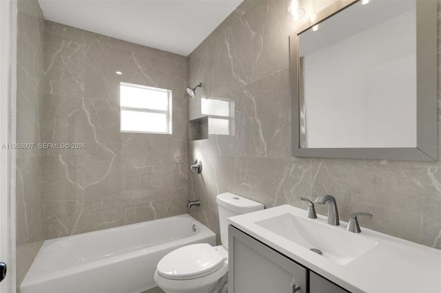 30 SW 7th St, Hallandale Beach, FL 33009