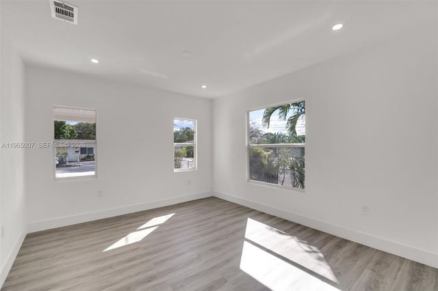 30 SW 7th St, Hallandale Beach, FL 33009