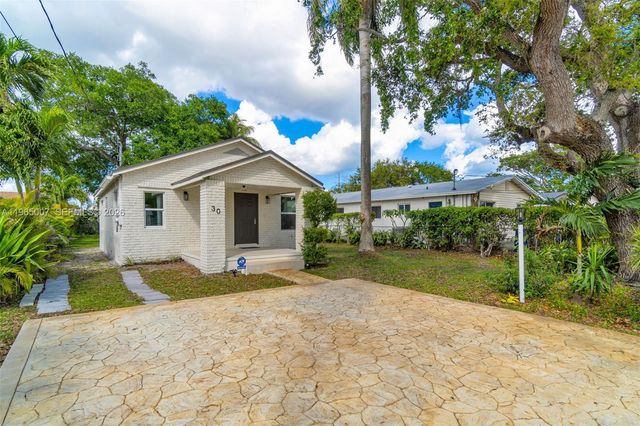 30 SW 7th St, Hallandale Beach, FL 33009