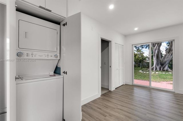 30 SW 7th St, Hallandale Beach, FL 33009