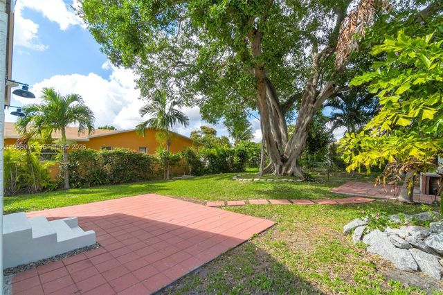 30 SW 7th St, Hallandale Beach, FL 33009