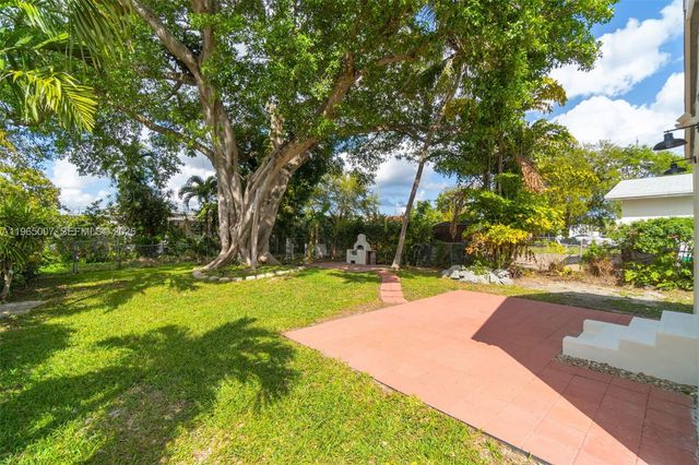 30 SW 7th St, Hallandale Beach, FL 33009