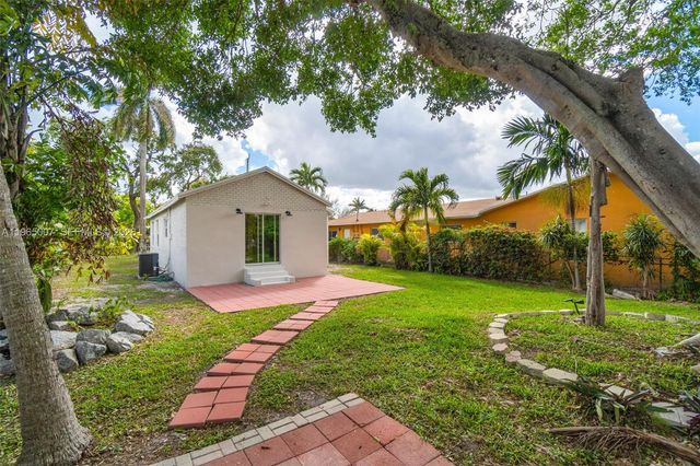 30 SW 7th St, Hallandale Beach, FL 33009