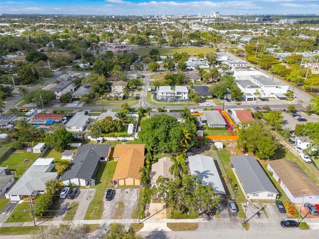 30 SW 7th St, Hallandale Beach, FL 33009