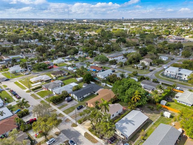 30 SW 7th St, Hallandale Beach, FL 33009