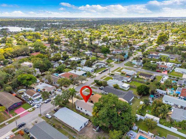 30 SW 7th St, Hallandale Beach, FL 33009