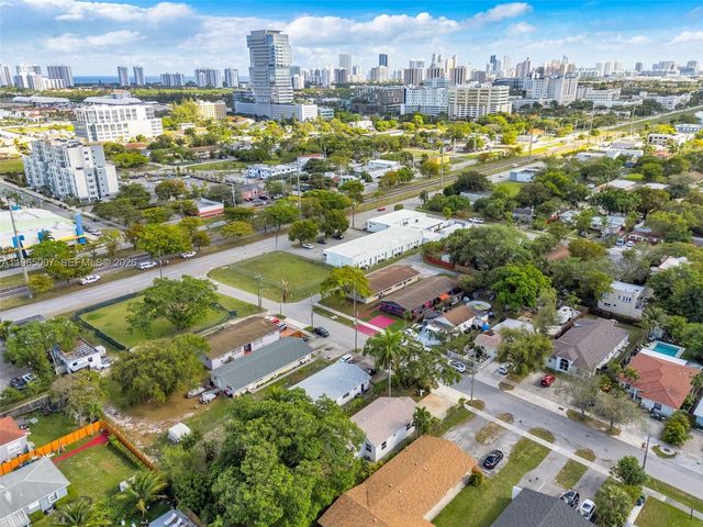 30 SW 7th St, Hallandale Beach, FL 33009