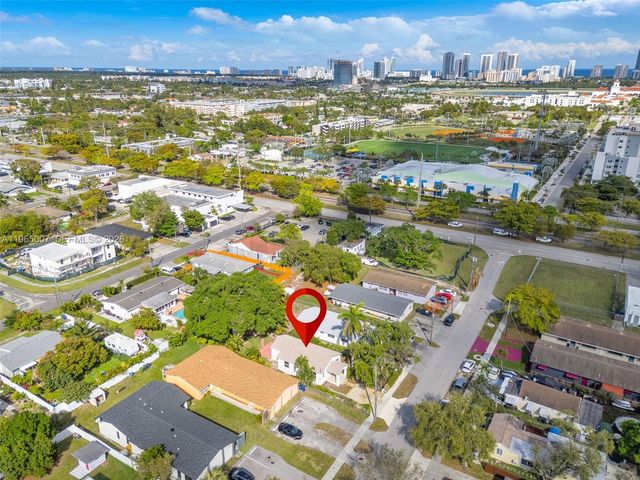 30 SW 7th St, Hallandale Beach, FL 33009