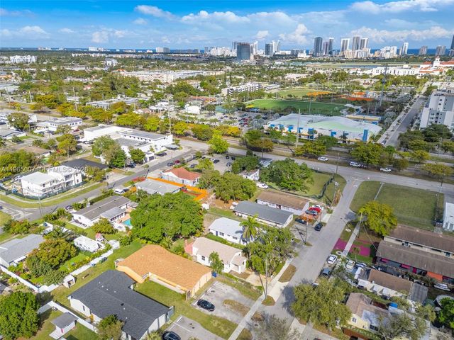 30 SW 7th St, Hallandale Beach, FL 33009