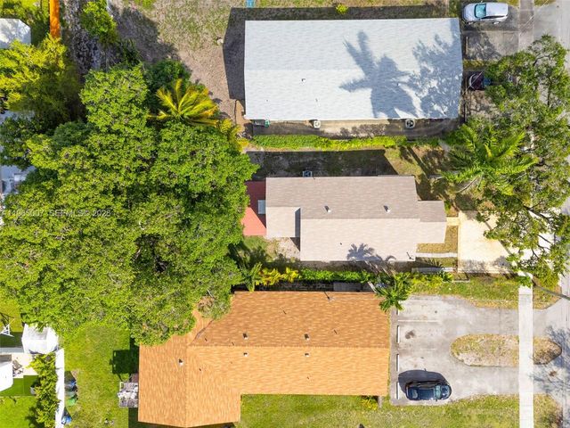 30 SW 7th St, Hallandale Beach, FL 33009