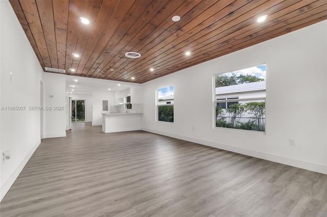 30 SW 7th St, Hallandale Beach, FL 33009