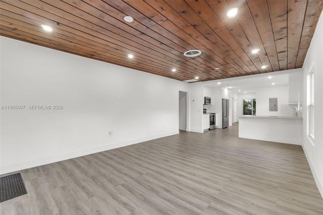 30 SW 7th St, Hallandale Beach, FL 33009