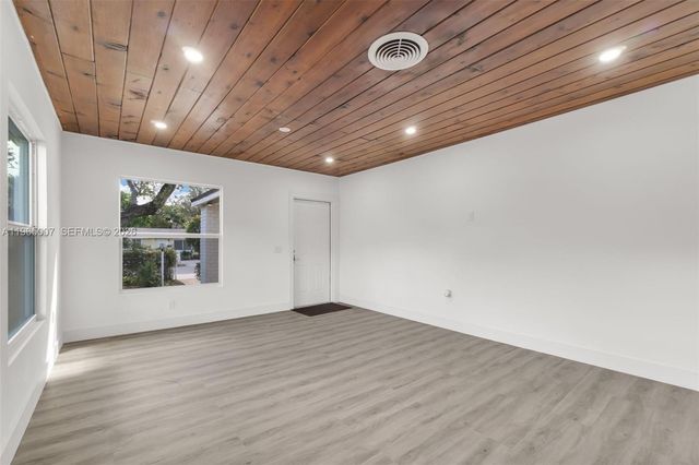 30 SW 7th St, Hallandale Beach, FL 33009