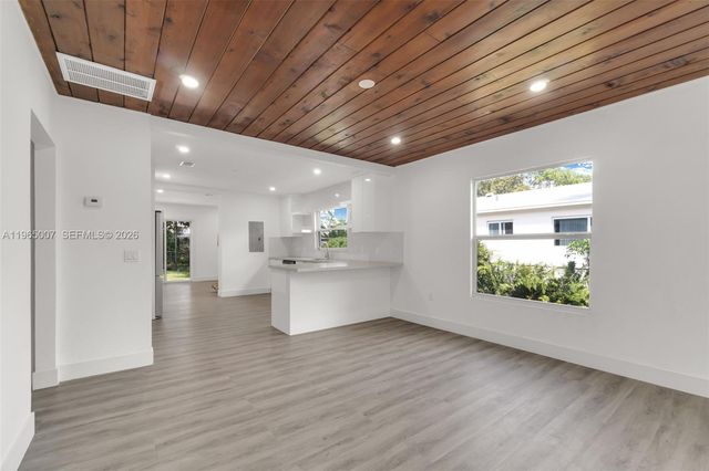 30 SW 7th St, Hallandale Beach, FL 33009