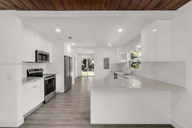 30 SW 7th St, Hallandale Beach, FL 33009