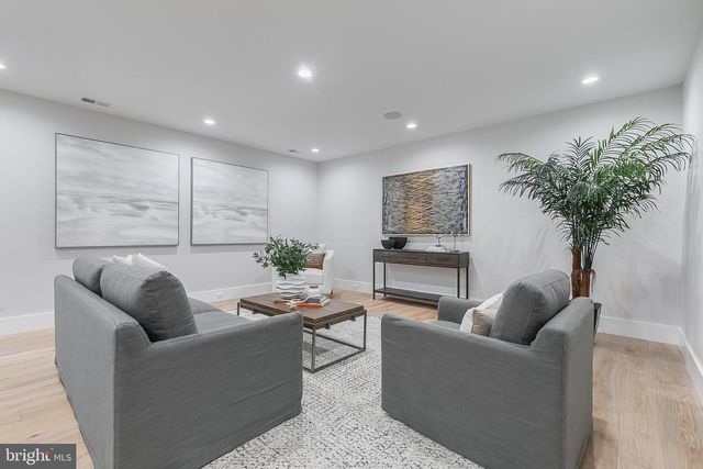 809 N KENMORE ST, Arlington, VA 22201