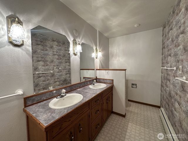 875 Eatonville Hwy W, Eatonville, WA 98328