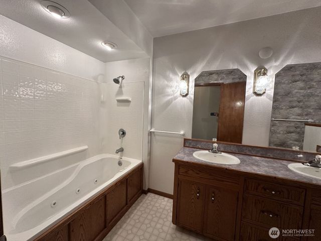 875 Eatonville Hwy W, Eatonville, WA 98328