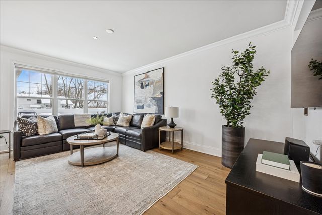 86 W KENNEDY Lane, Hinsdale, IL 60521