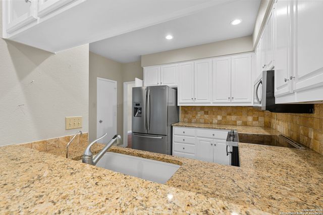 1 Kensington Ct, San Antonio, TX 78218