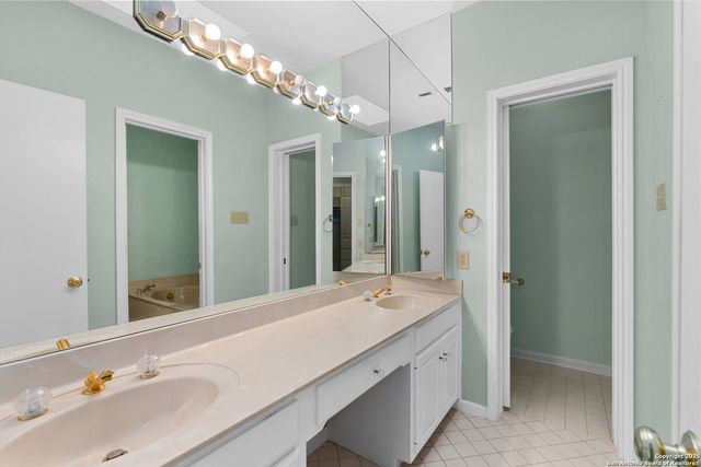 1 Kensington Ct, San Antonio, TX 78218