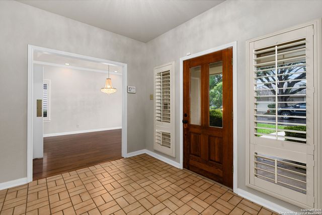 1 Kensington Ct, San Antonio, TX 78218