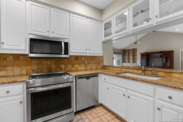1 Kensington Ct, San Antonio, TX 78218
