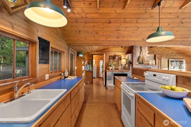 2726 Sea Garden Lane, Camano Island, WA 98282