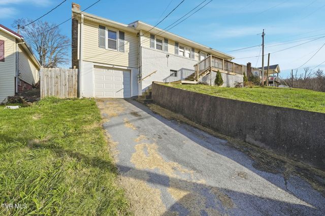 200 Independence Avenue, Mount Carmel, TN 37645