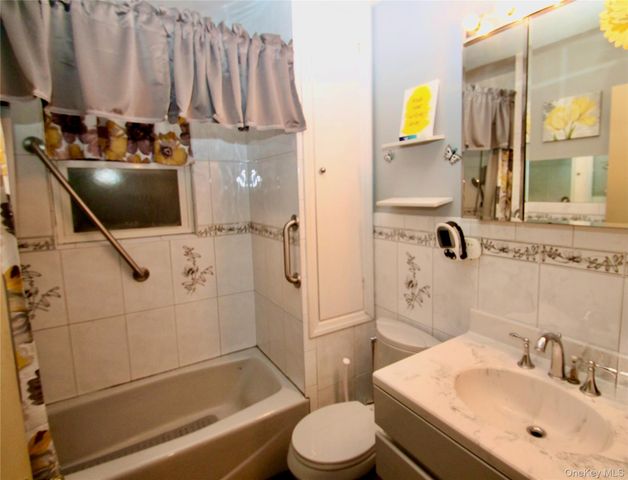 45 Merokee Place, Farmingdale, NY 11735