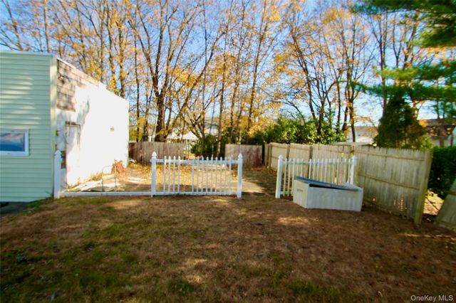 45 Merokee Place, Farmingdale, NY 11735