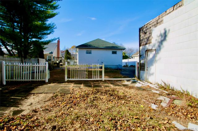 45 Merokee Place, Farmingdale, NY 11735