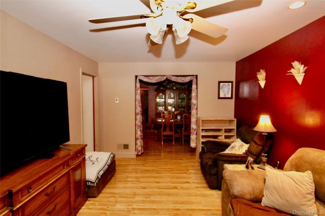 45 Merokee Place, Farmingdale, NY 11735