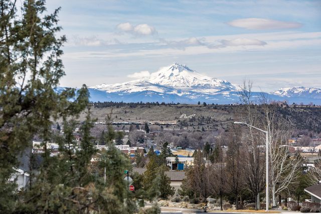 1082 SE Yarrow Avenue, Madras, OR 97741