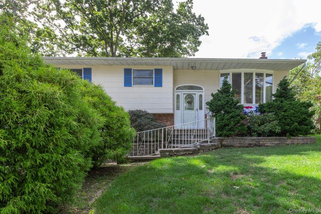 16 Arlington Avenue, Saint James, NY 11780