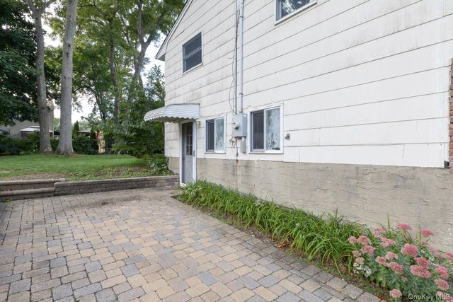 16 Arlington Avenue, Saint James, NY 11780