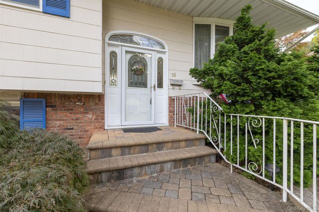 16 Arlington Avenue, Saint James, NY 11780